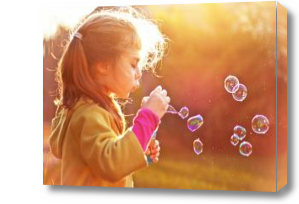 Картина Девочка играет с мыльными пузырями
